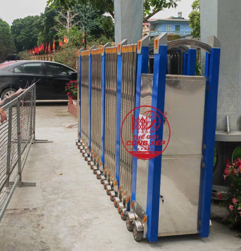 Lắp đặt cổng xếp inox 304 V23 dài 13,4m tại Hưng Yên
