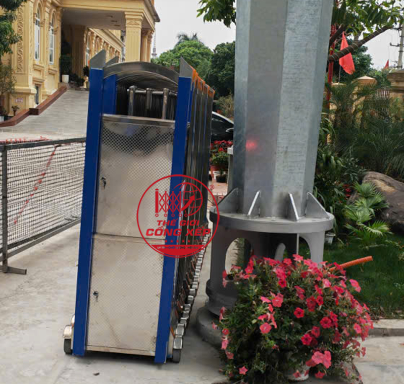 Lắp đặt cổng xếp inox 304 V23 dài 13,4m tại Hưng Yên