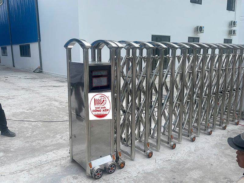 Lắp đặt cổng xếp inox V05 dài 6 mét tại Tây Ninh
