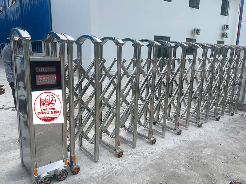 Lắp đặt cổng xếp inox V05 dài 6 mét tại Tây Ninh