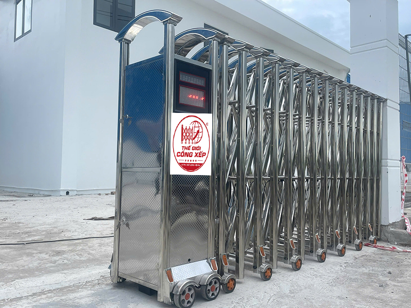 Lắp đặt cổng xếp inox V05 dài 6 mét tại Tây Ninh