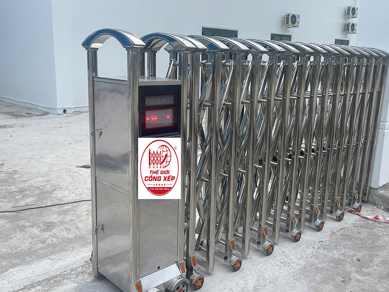 Lắp đặt cổng xếp inox V05 dài 6 mét tại Tây Ninh