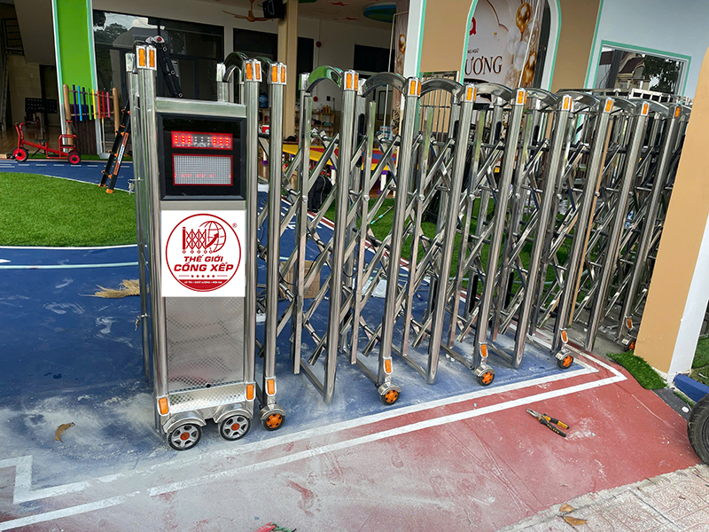 Lắp đặt cổng xếp tự động V09 tại trường mầm non Bình Dương