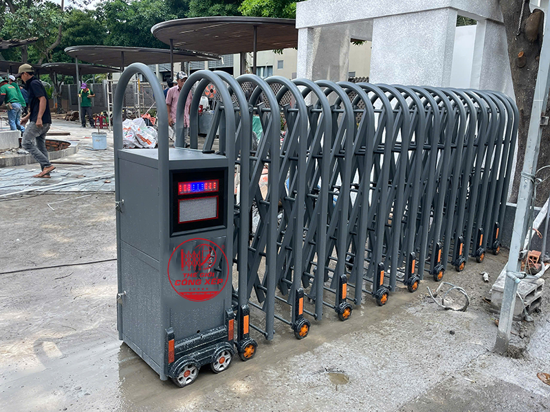 Lắp đặt hoàn thiện 3 bộ cổng inox sơn tĩnh điện và xám xinfa tại HCM