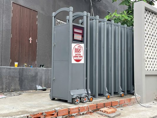 Lắp đặt hoàn thiện 3 bộ cổng inox sơn tĩnh điện và xám xinfa tại HCM