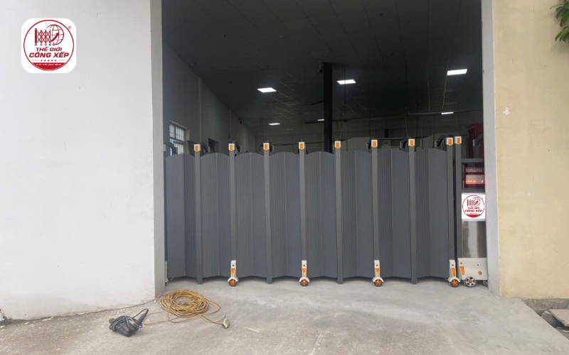 mẫu cổng xếp hợp kim nhôm 