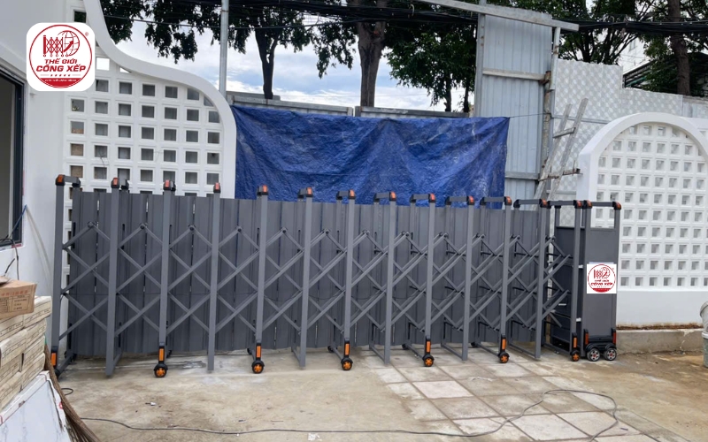 mẫu cổng xếp hợp kim nhôm 