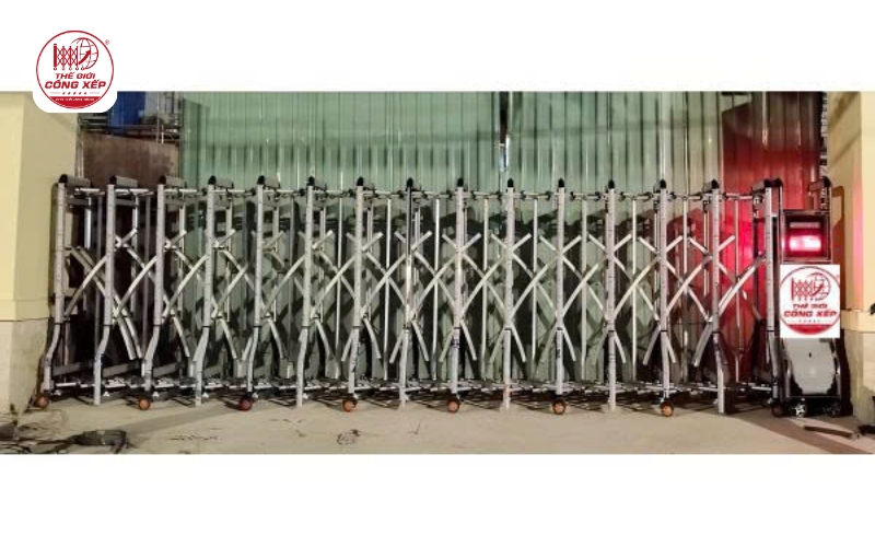 mẫu cổng xếp hợp kim nhôm 