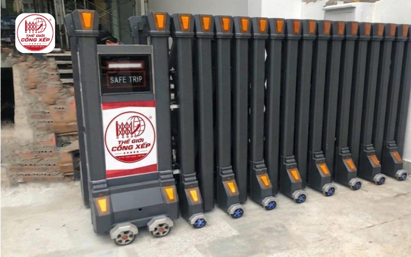 mẫu cổng xếp hợp kim nhôm 