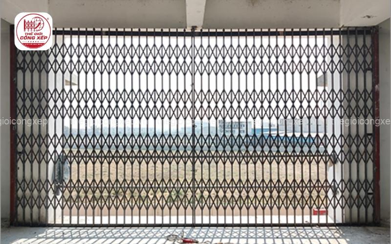 Cửa xếp inox kéo tay và tự động 