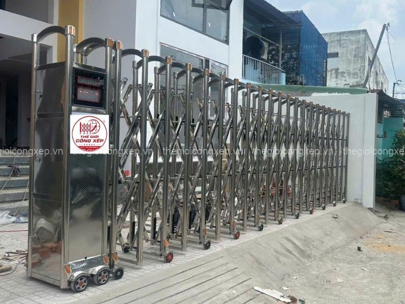 Dự án lắp đặt cổng xếp inox V06VN dài 9m