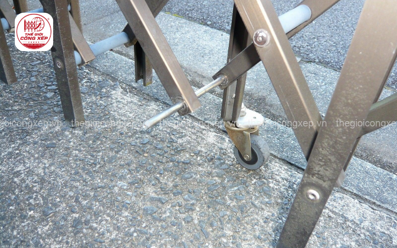 khi nào nên thay bánh xe cổng xếp