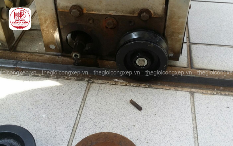 khi nào nên thay bánh xe cổng xếp