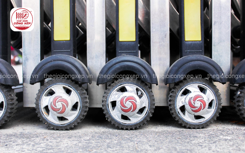 khi nào nên thay bánh xe cổng xếp