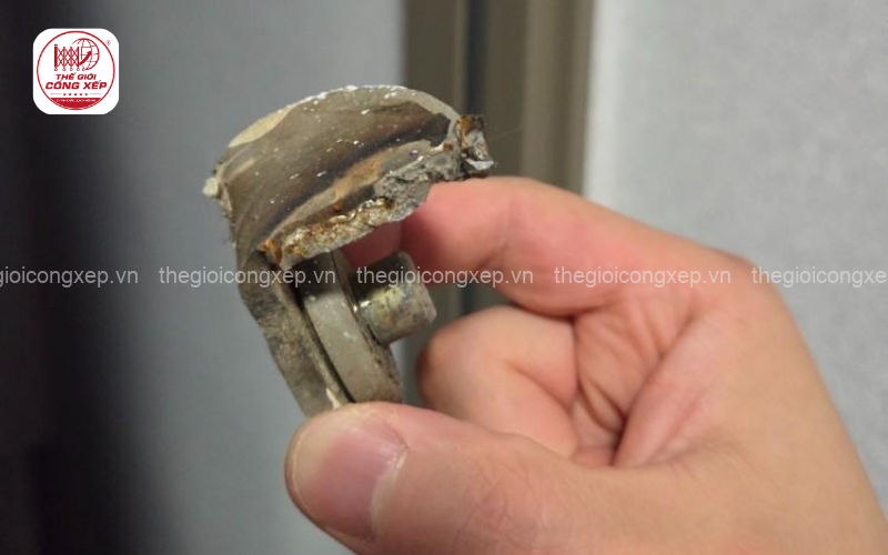 khi nào nên thay bánh xe cổng xếp