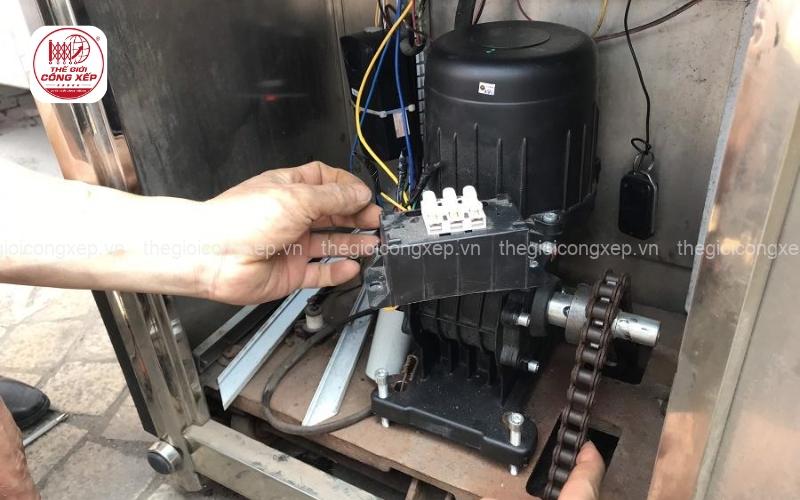 Thay motor cổng xếp
