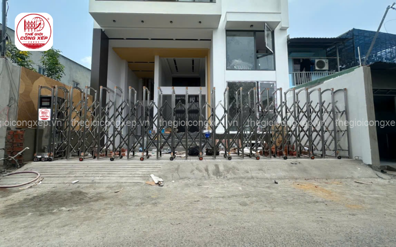 lưu ý khi lắp đặt cổng xếp inox