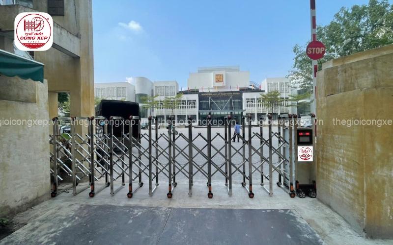 có nên lắp đặt cổng xếp inox 201 cho công trình