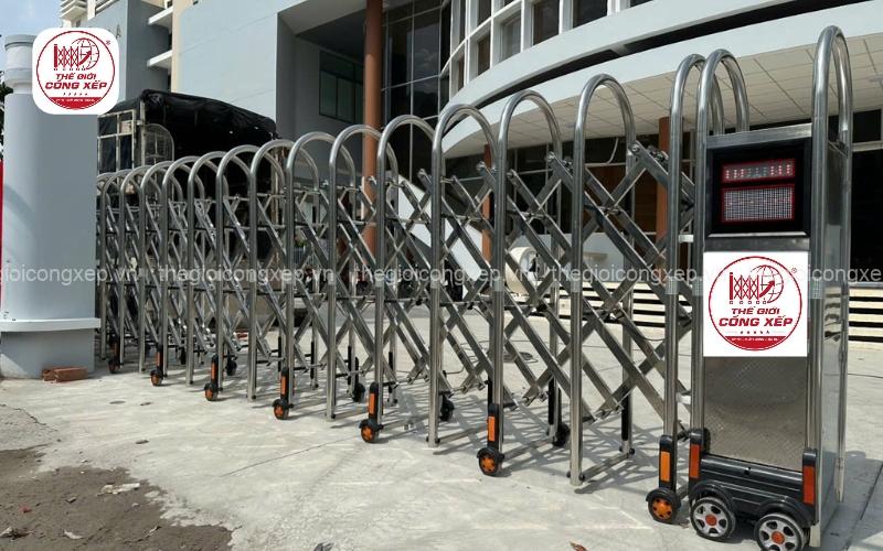 Cổng Xếp Inox 201 Phù Hợp Với Những Công Trình Nào?