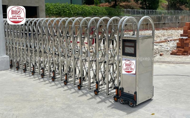 cổng xếp inox 201 và cổng xếp hợp kim nhôm