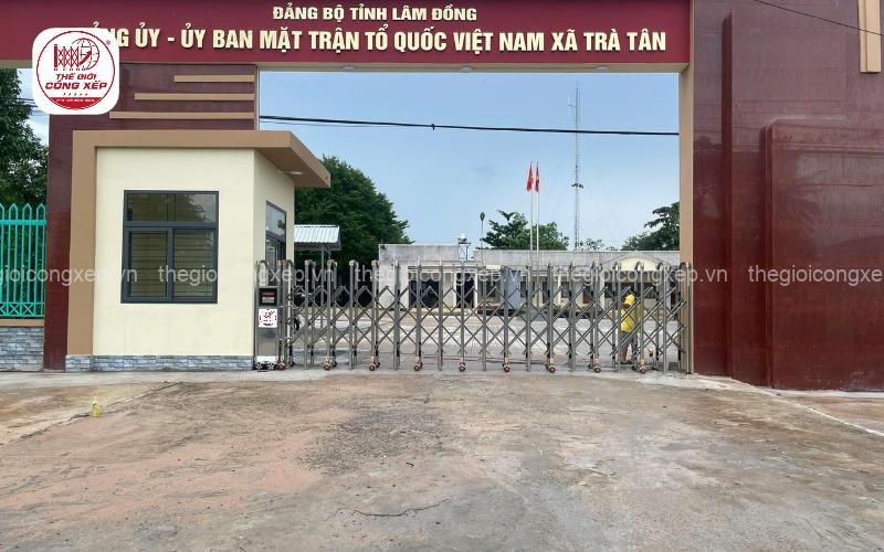 cổng xếp inox 201 và cổng xếp hợp kim nhôm