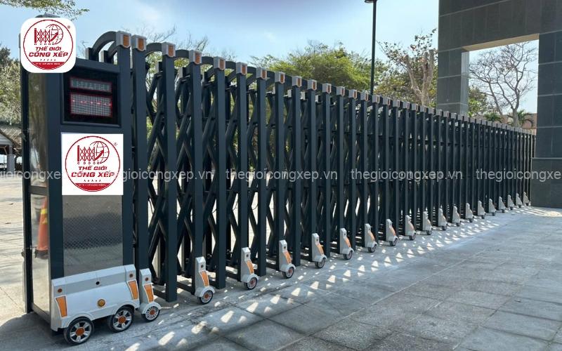 cổng xếp inox 201 và cổng xếp hợp kim nhôm