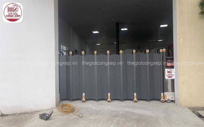 Cổng xếp nhôm có dễ bị cong vênh không