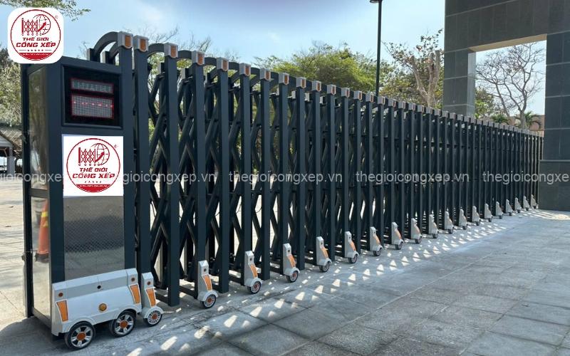 Cổng xếp nhôm có dễ bị cong vênh không