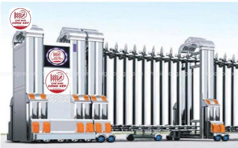 cổng xếp nhôm và cổng xếp truyền thống