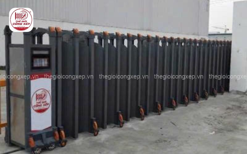 cổng xếp nhôm và cổng xếp truyền thống