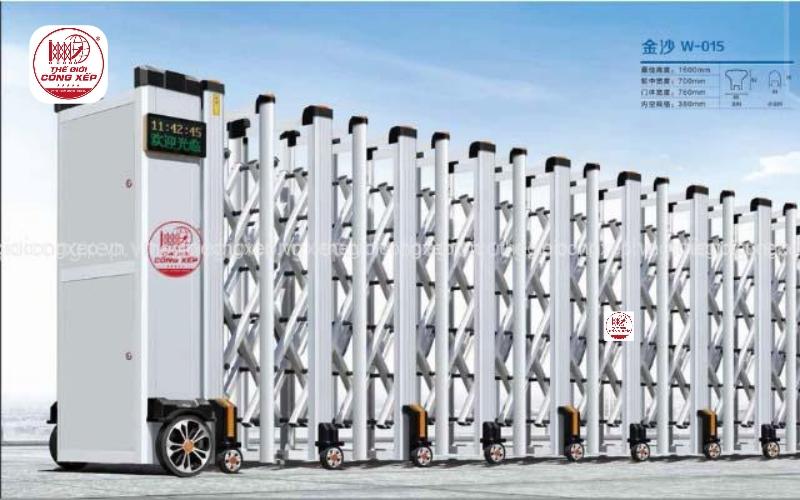 cổng xếp nhôm và cổng xếp truyền thống