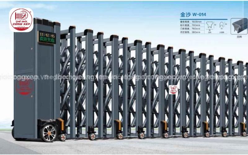 cổng xếp nhôm và cổng xếp truyền thống